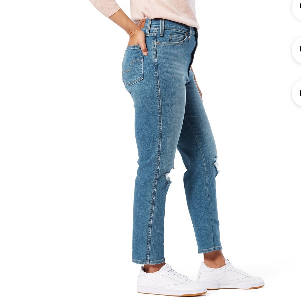 2 pairs of Signature Levi Strauss Jeans